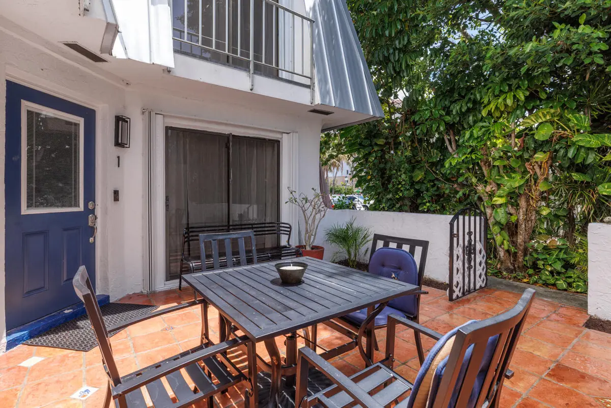 Courtyard 5 at 106 Linda Lane 1, Palm Beach Shores