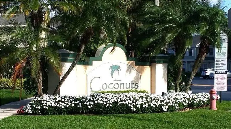 EXTERIOR FRONT at 51 Whitehead Circle 51, Weston