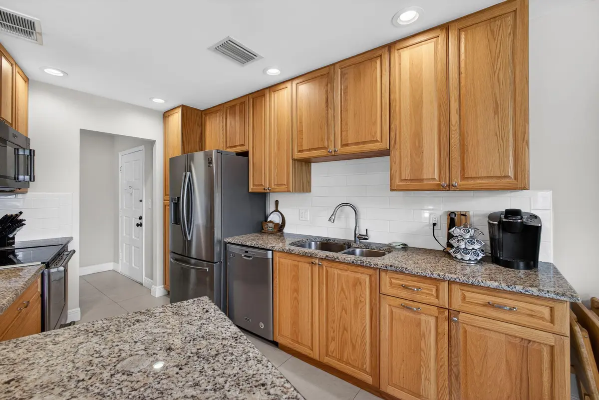2017 Steal Appliances at 11811 Avenue Of The Pga 7-2a, Palm Beach Gardens