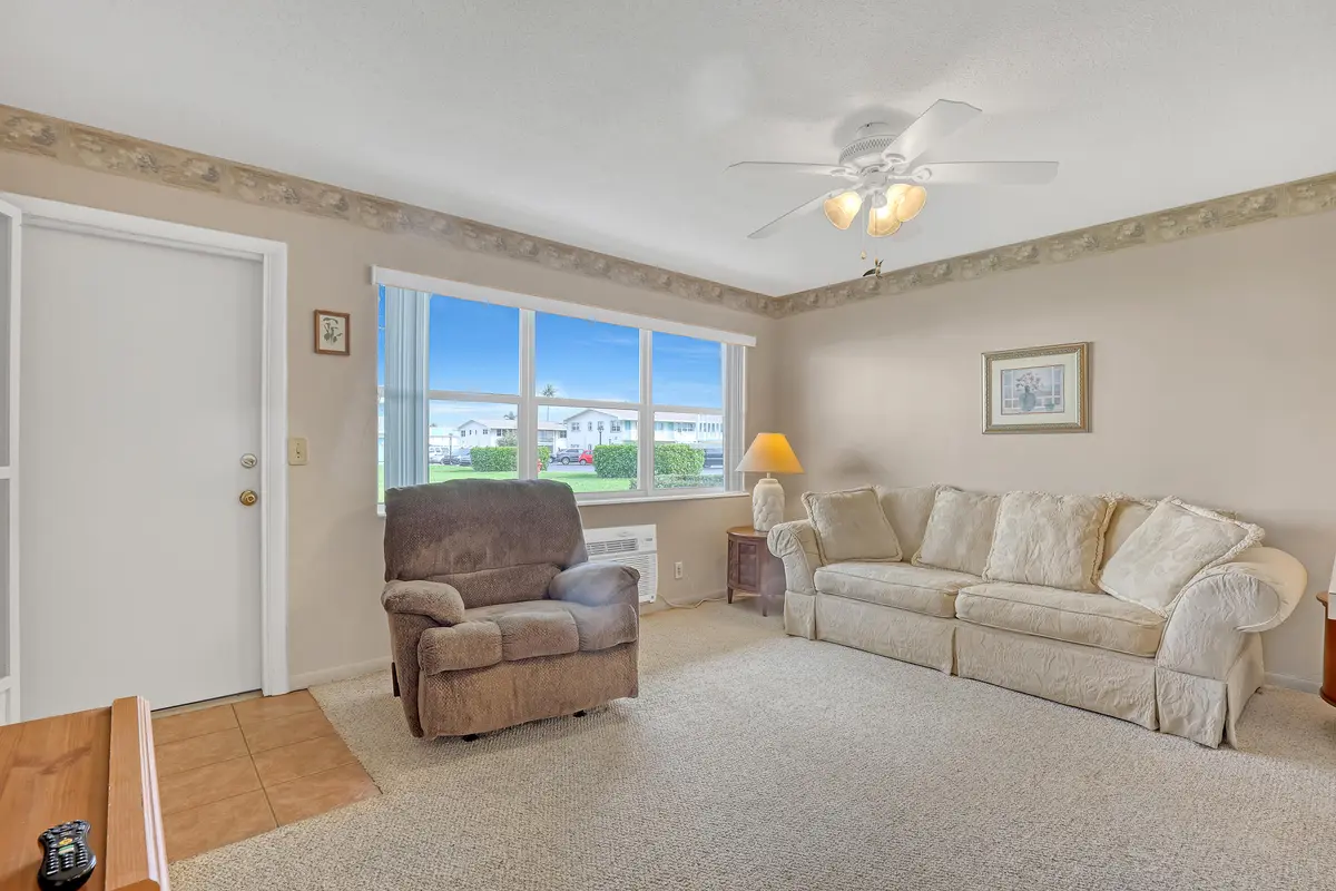 Spacious Great Room at 680 Horizon 110, Boynton Beach