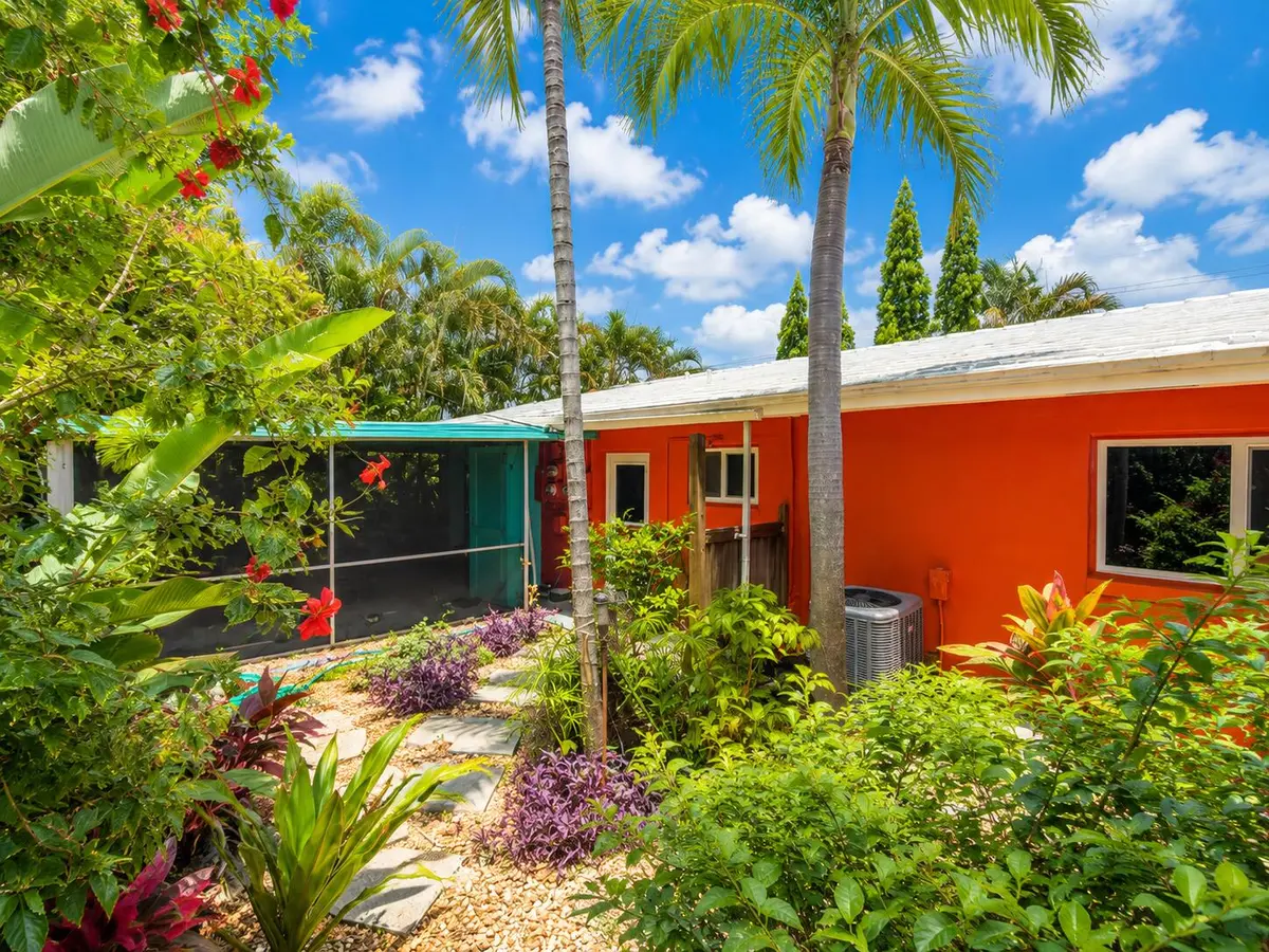 Back yard at 736 - 738 NE 36th Street, Oakland Park