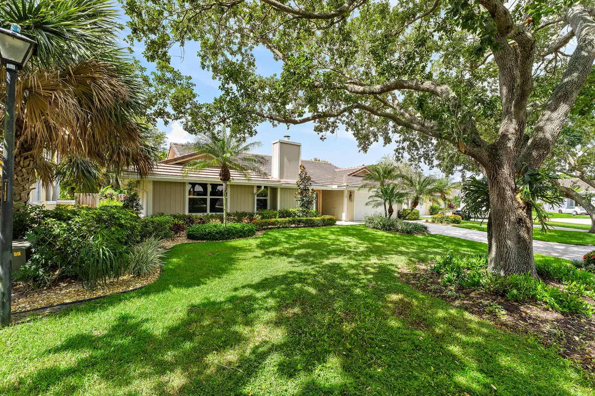 Exterior at 10 Bentwood Road, Palm Beach Gardens