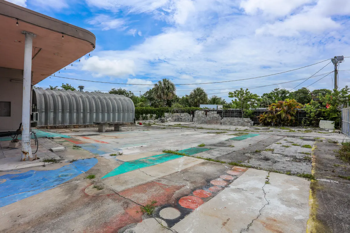 3X5A5371 at 1620 S Dixie Highway, Pompano Beach