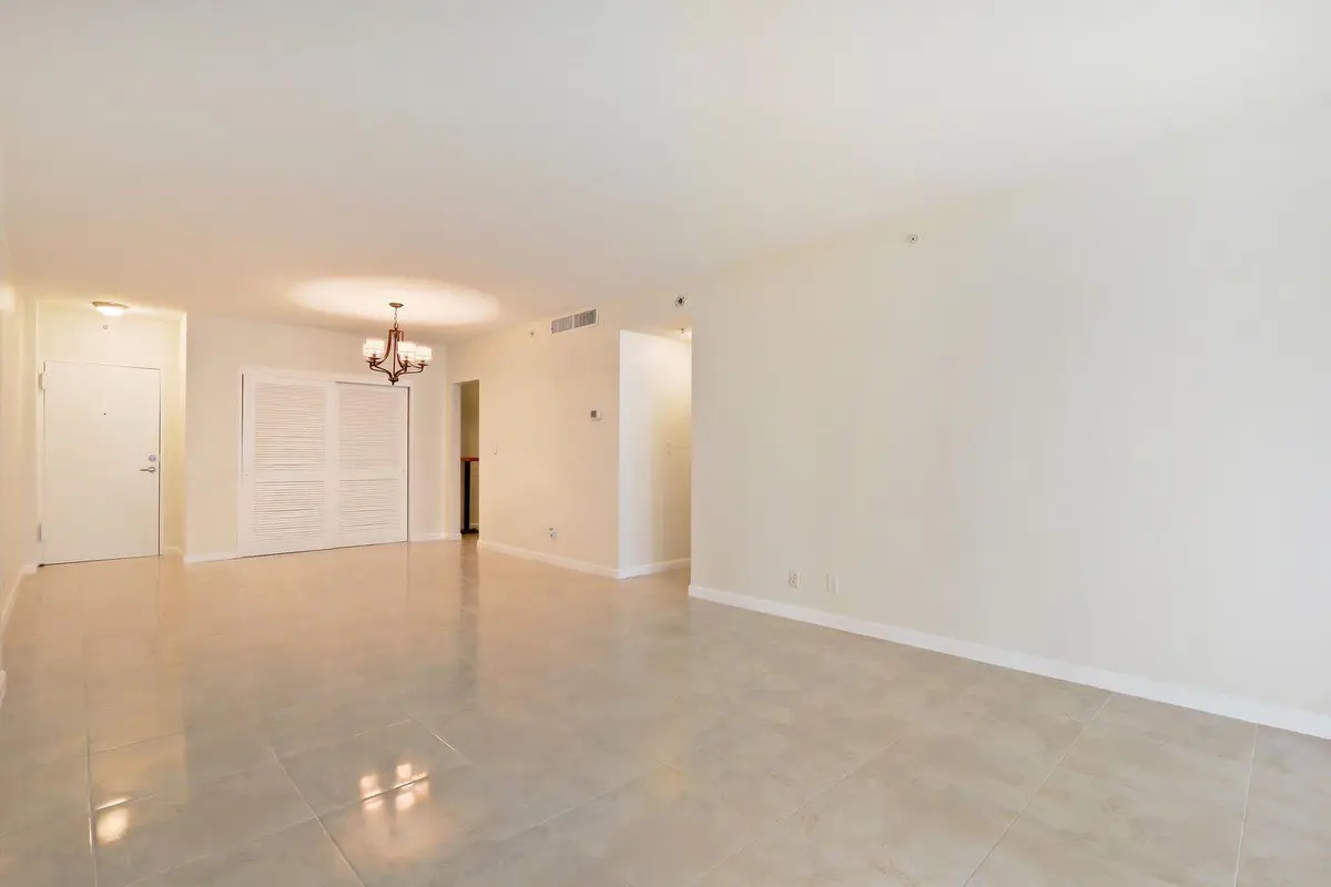 20191112192517504328000000-o at 3001 S Ocean Drive 201, Hollywood
