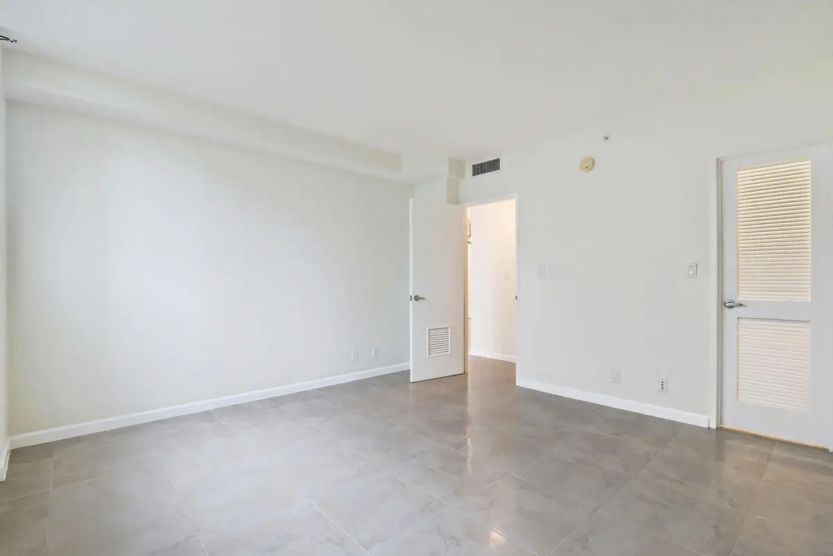 20191112192525802408000000-o at 3001 S Ocean Drive 201, Hollywood