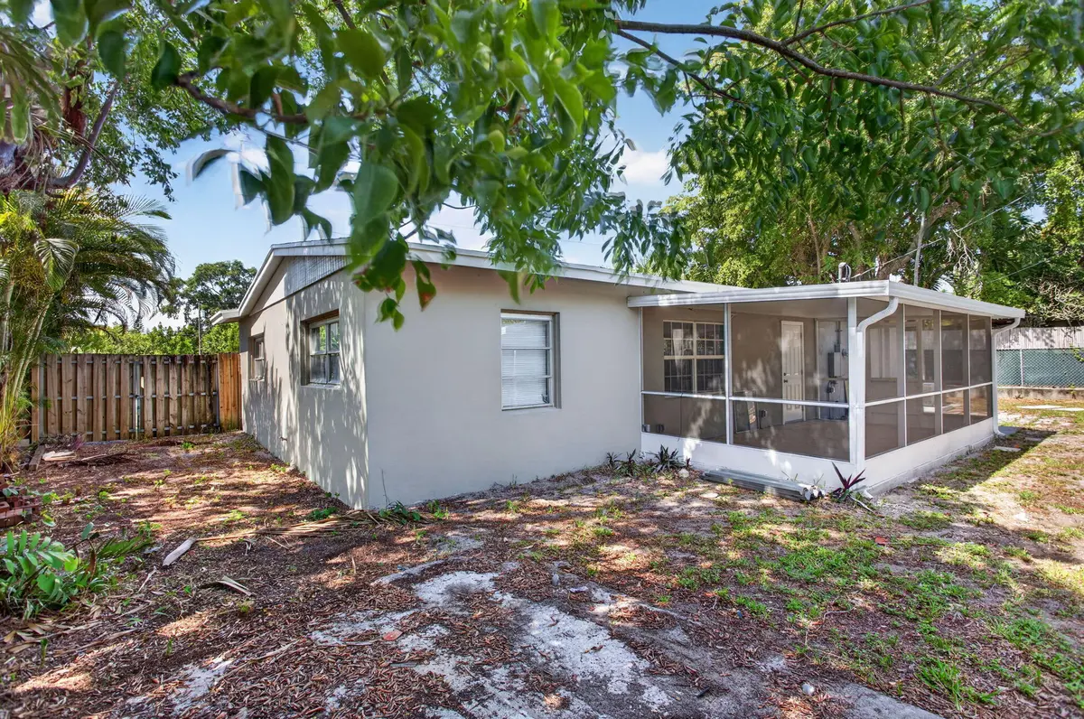 7-web-or-mls-317-5869 at 317 SW 19th Street, Fort Lauderdale