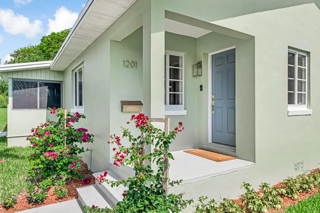 Front entrance at 1201 N Palmway, Lake Worth Beach