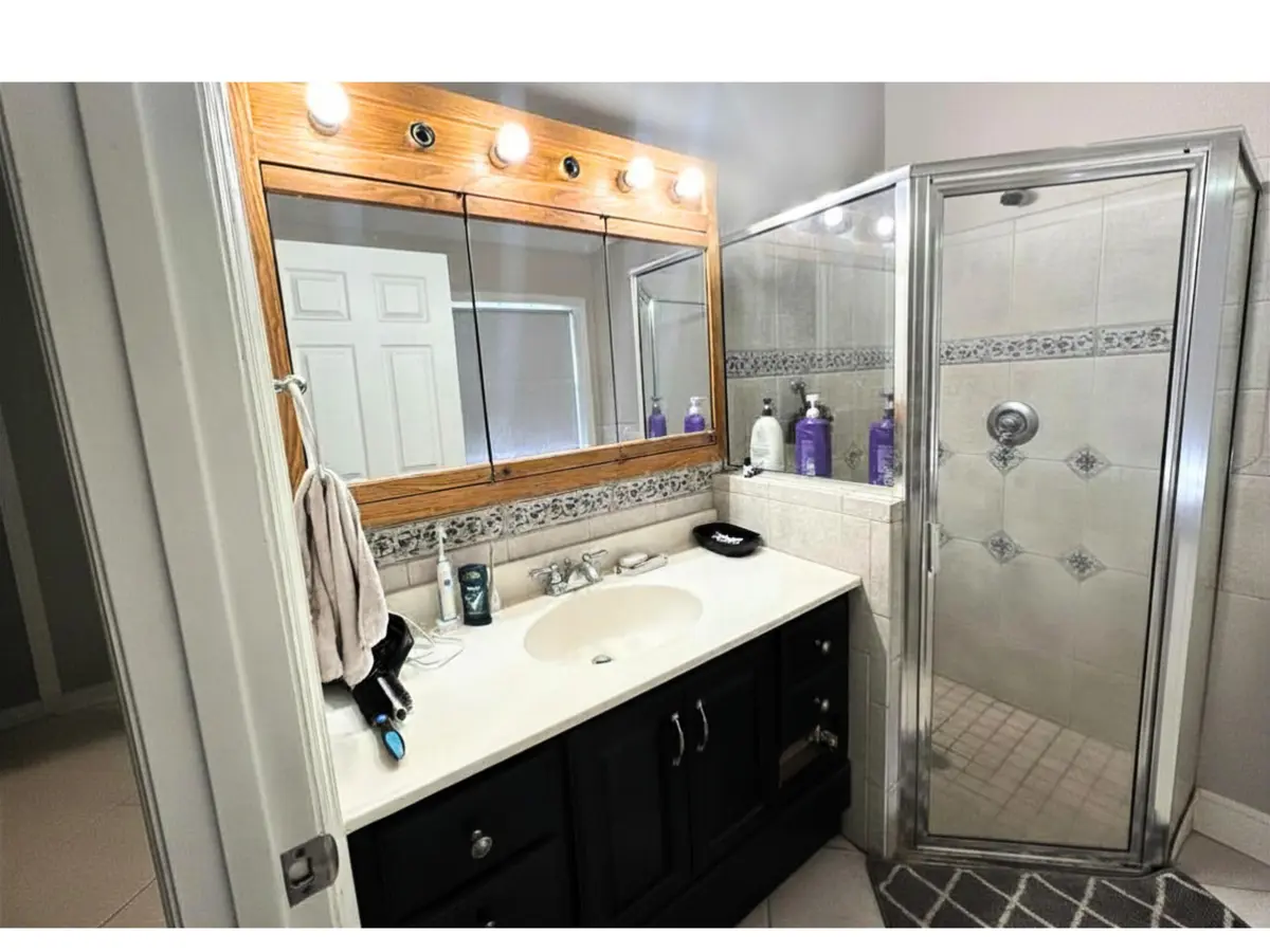 Owners Bath at 2725 47th Avenue, Vero Beach