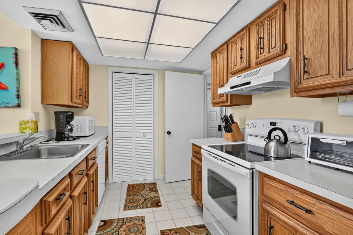 07 Kitchen 01 at 5188 Woodland Lakes Drive 332, Palm Beach Gardens