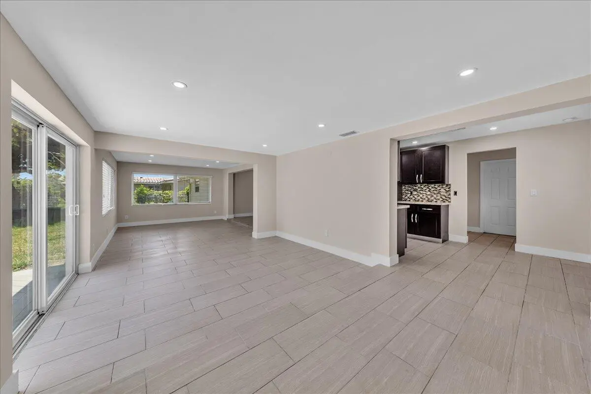 24-306A6419 at 611 N Highland Drive, Hollywood