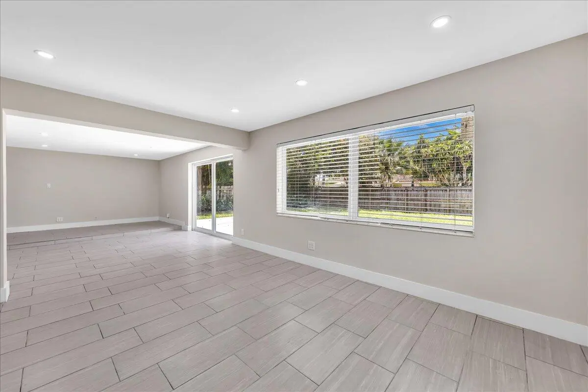 29-306A6444 at 611 N Highland Drive, Hollywood