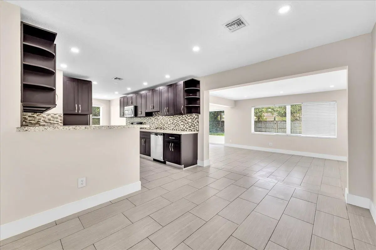10-306A6349 at 611 N Highland Drive, Hollywood