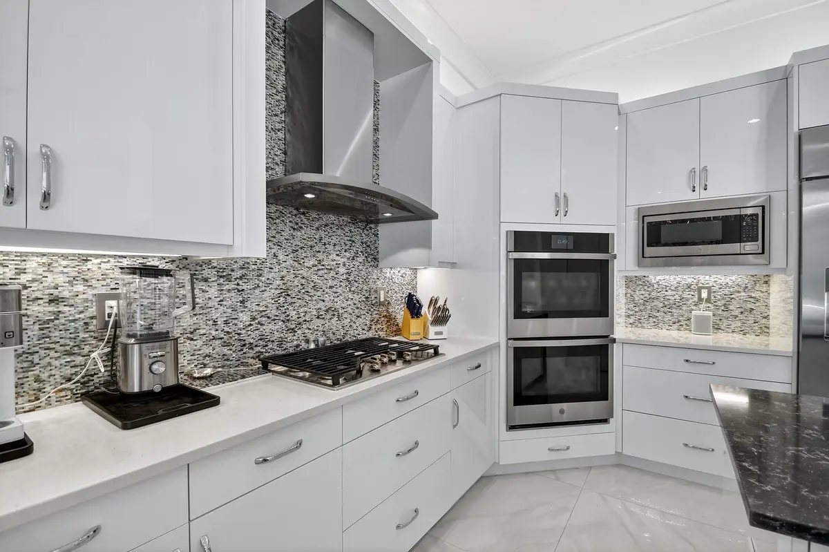 Backsplash Genuine Mother of Pearl at 11158 Glen Orchard Lane, Boynton Beach