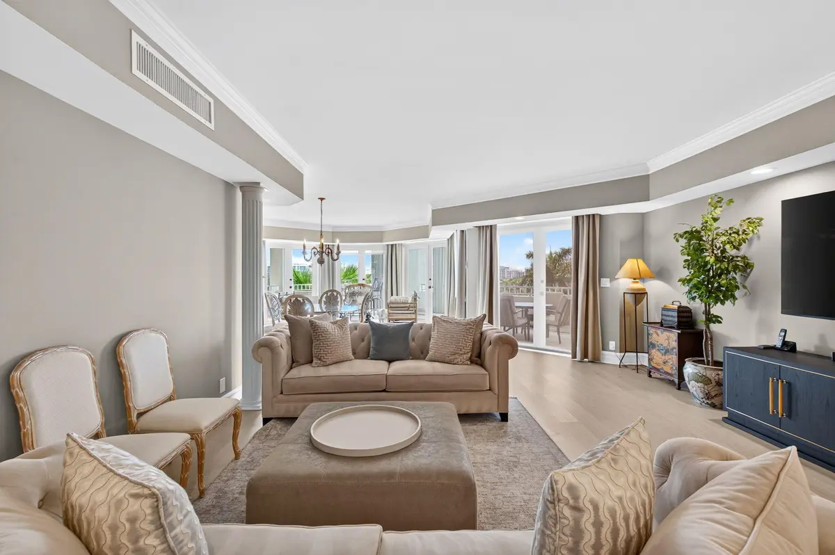 Family Room at 300 SE 5th Avenue 6160, Boca Raton