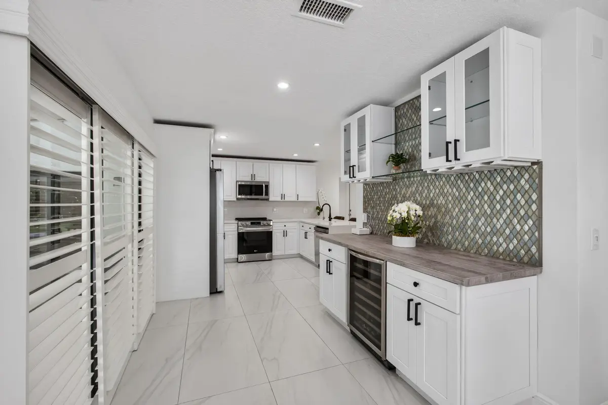 Coffee/Wine Bar at 6188 Celadon Circle, Palm Beach Gardens