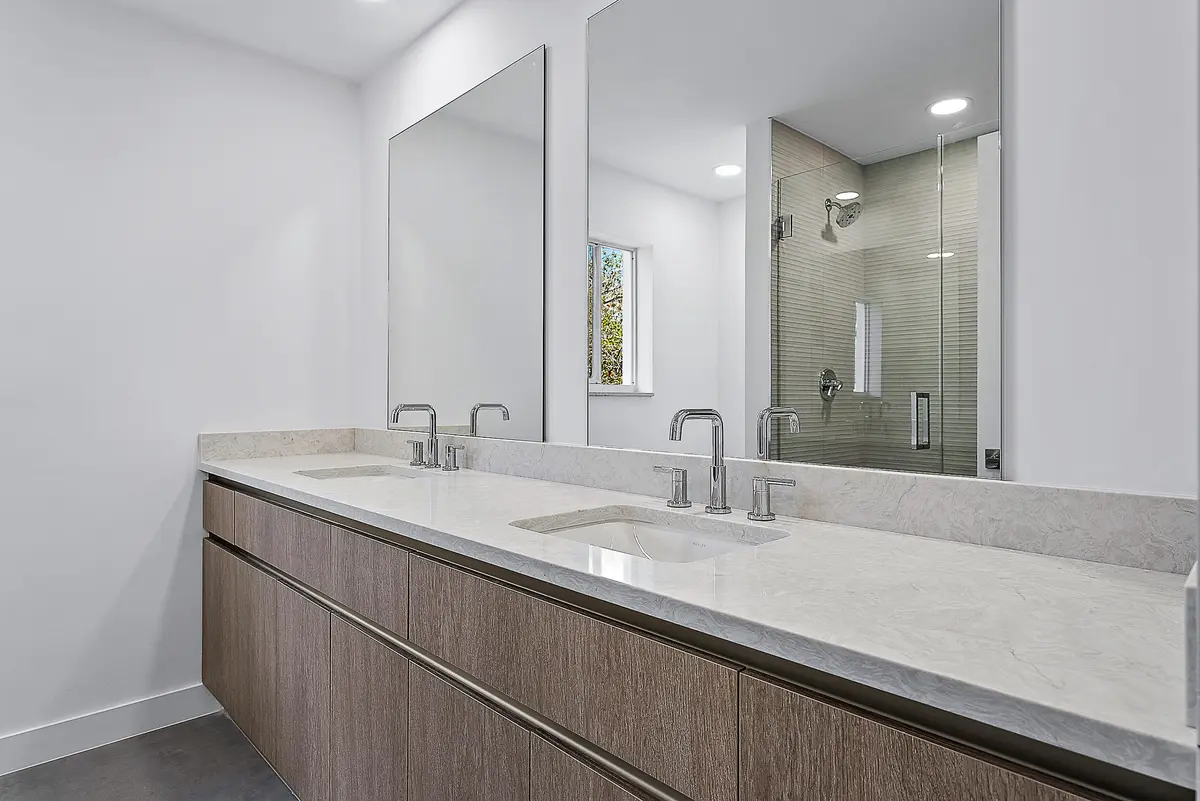 Guest Bath at 802 Captains Way, Jupiter