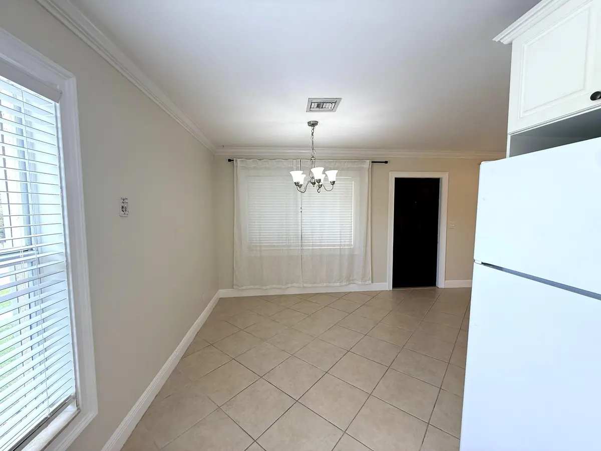 Dining at 735 Hummingbird Way 204, North Palm Beach