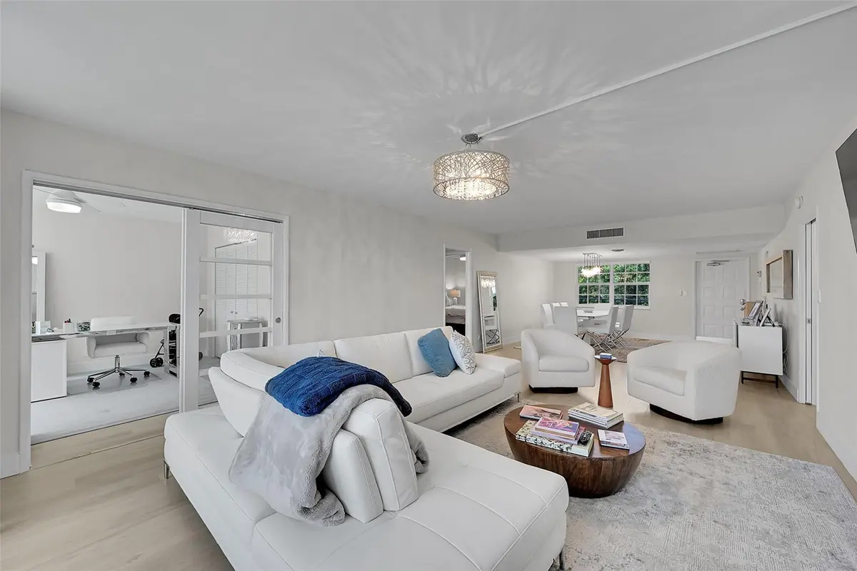 Spacious & Comfortable at 555 Oaks Lane 311, Pompano Beach