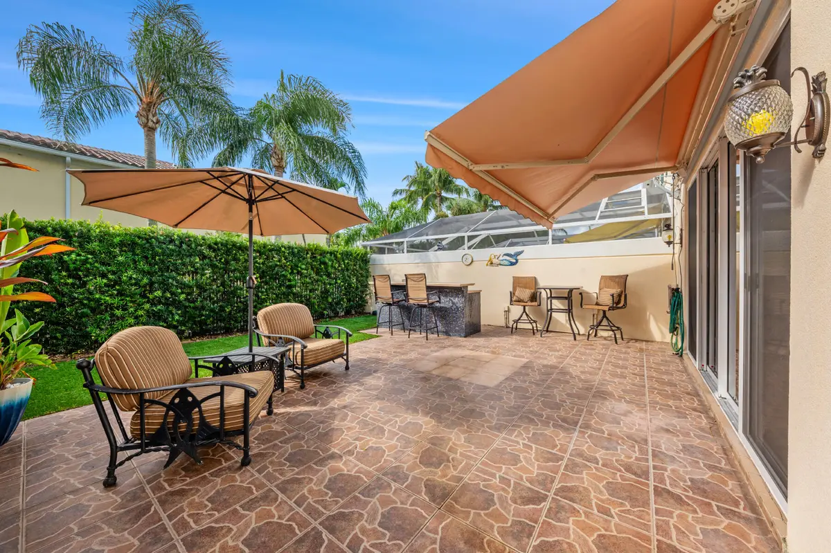 End Unit Privacy at 477 Capistrano Drive, Palm Beach Gardens