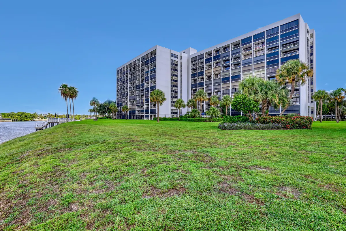 Governor's Point on the ICW at 356 Golfview Road 403, North Palm Beach