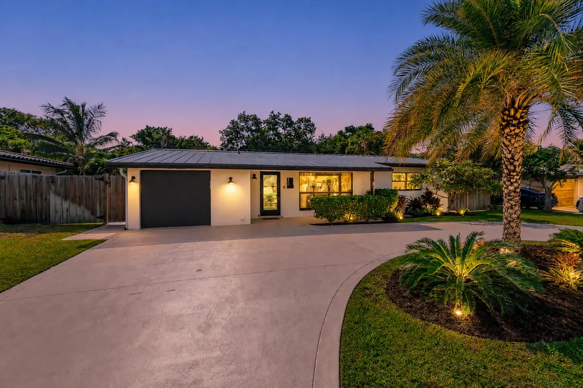a at 300 SE 8th Avenue, Deerfield Beach