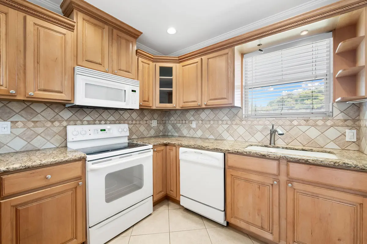 10-web-or-mls-DSC_7303 at 2748 NE 28th Avenue 20, Lighthouse Point