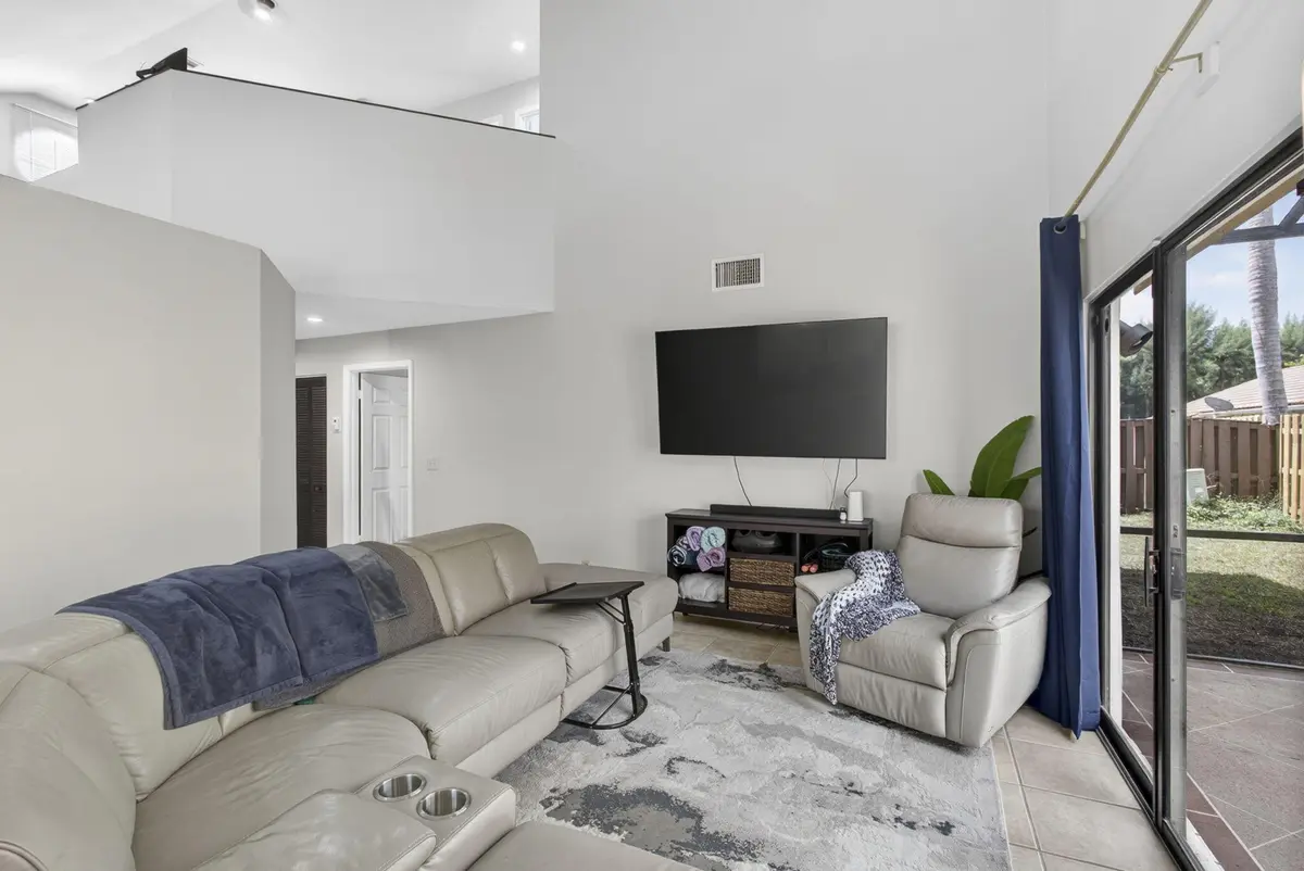 living room at 1726 SHORESIDE Circle, Wellington
