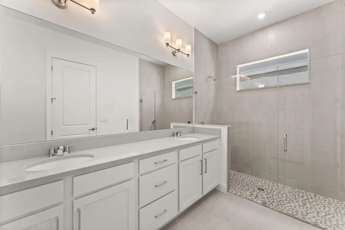 US_SEF_LIVINGSTONE_LOT 243_OWNERS BATH at 901 SW Newfield Avenue, Palm City