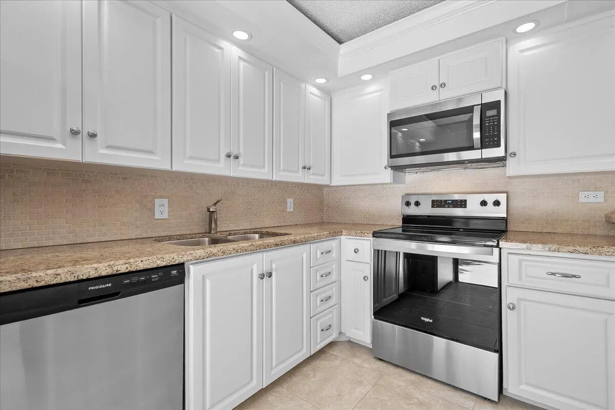 New Stove & Microwave at 2108 21st Lane, Palm Beach Gardens
