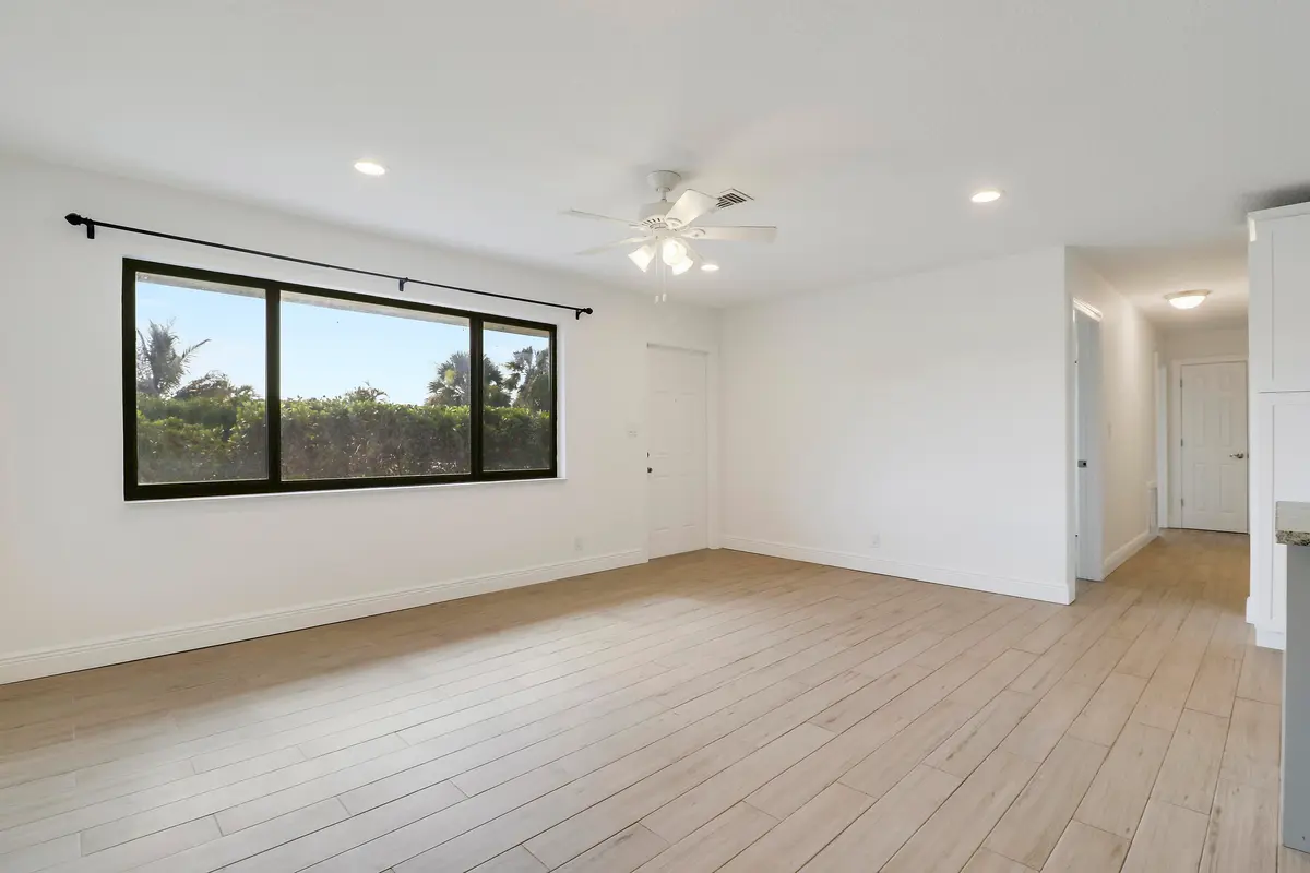 Living at 816 Juniper Drive, North Palm Beach