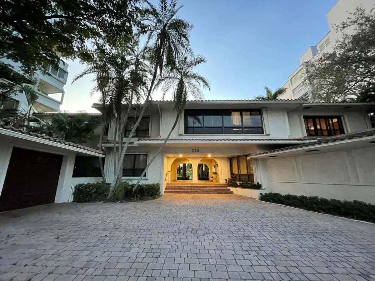 Lake shore building front at 325 Sunset Drive A, Fort Lauderdale