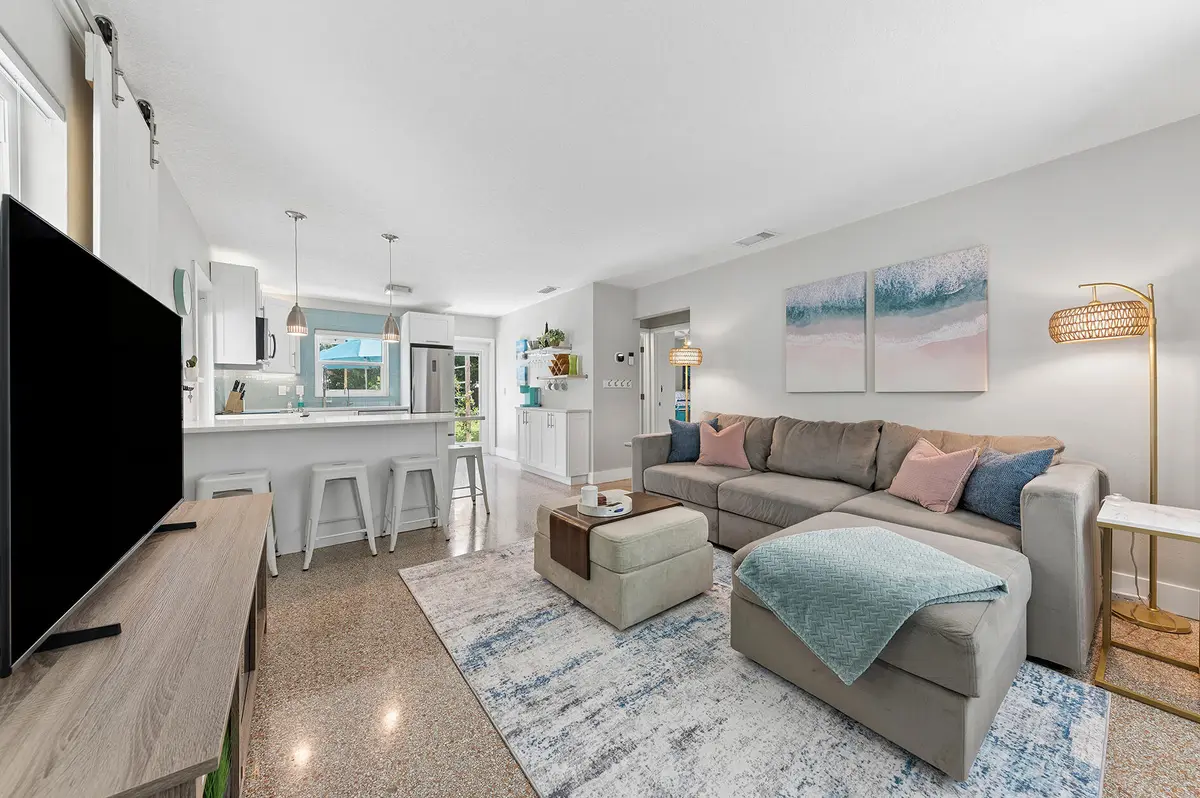 living room:front door at 127 SW 10th Avenue, Boynton Beach