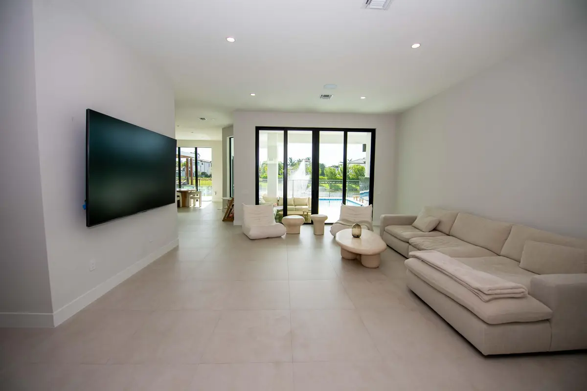 SNAP7000 0099 at 5746 Ashwood Circle, Hollywood