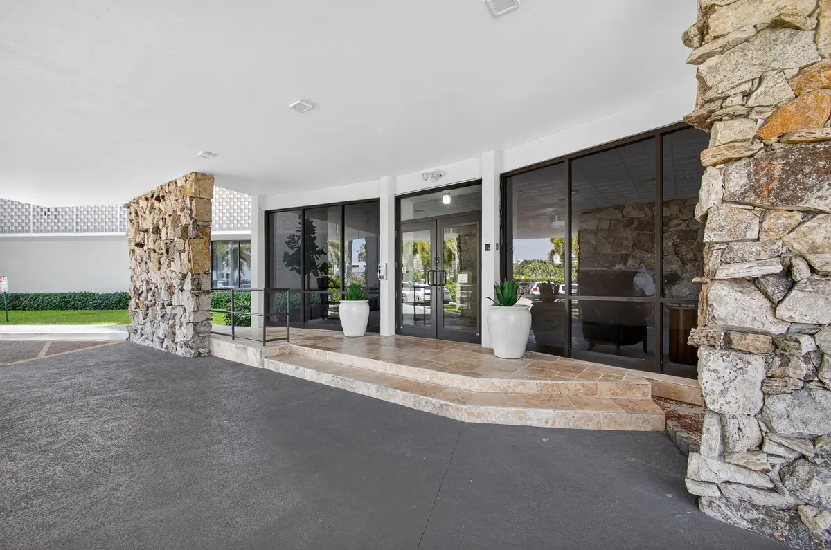 Front Entrance at 336 Golfview Road 905, North Palm Beach
