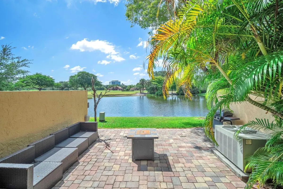 Photo 2 at 740 E Coco Plum Circle 3, Plantation