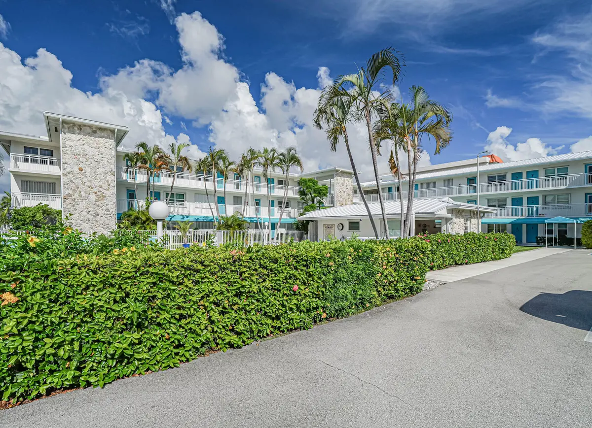 37 Yacht Club Drive 310, North Palm Beach, FL – photo 3