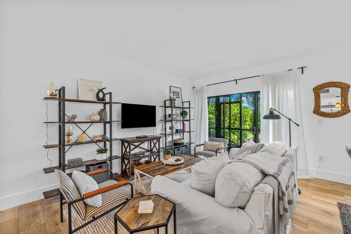Living area at 13334 Polo Club Road 206, Wellington