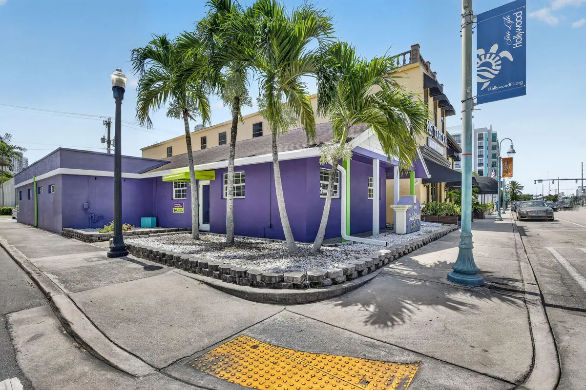 5-web-or-mls-_A7A3500 at 2040 Polk Street, Hollywood