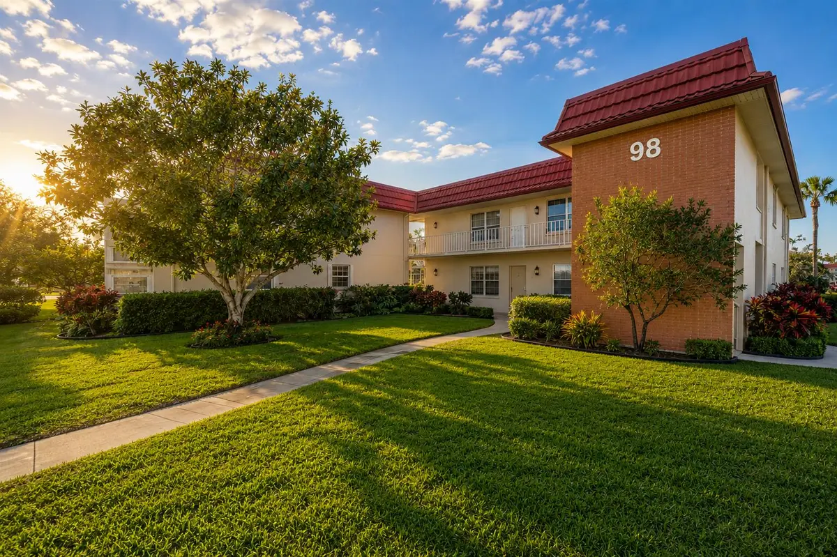 98 SPRING LAKE DRIVE 103 SUNSET at 98 Spring Lake Drive 103, Vero Beach