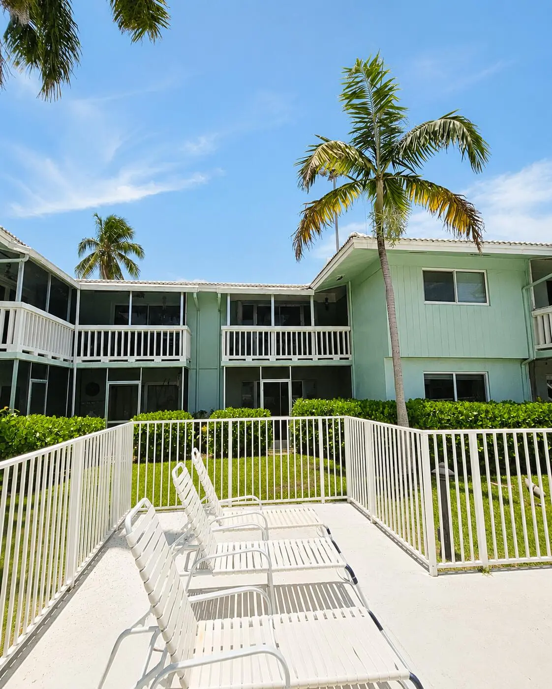 pool at 322 N Federal Highway 239, Deerfield Beach