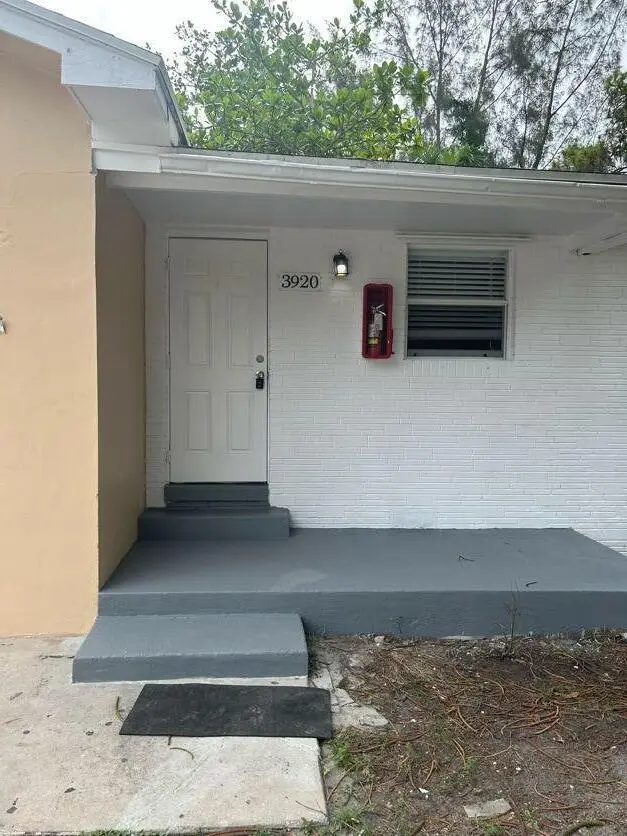 Entry at 3920 7th Avenue, Lake Worth Beach