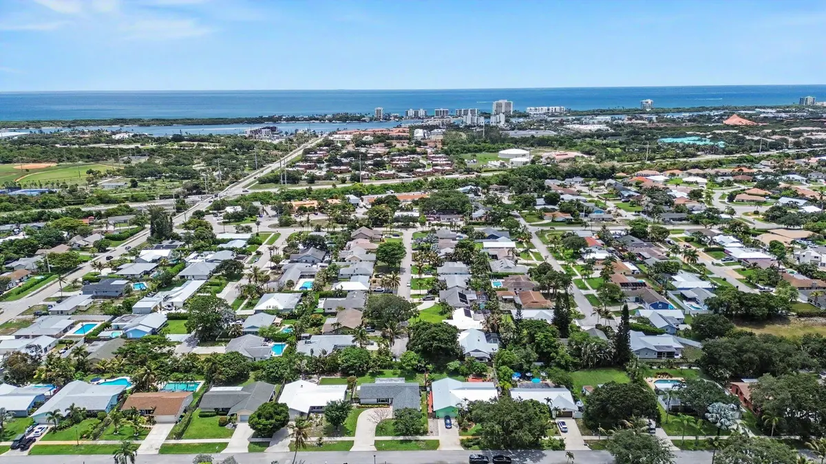 27-web-or-mls-dr-003 at 126 Chapel Lane, Tequesta