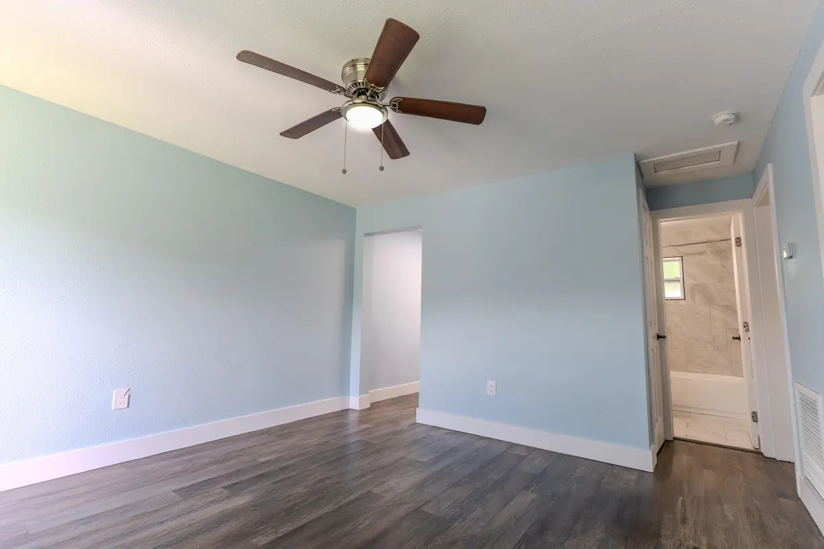 living area at 711 N 23rd Street B, Fort Pierce