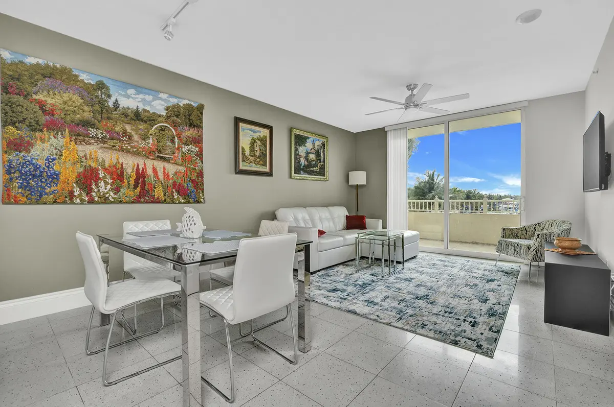 Lving room at 100 NE 6th Street 203, Boynton Beach