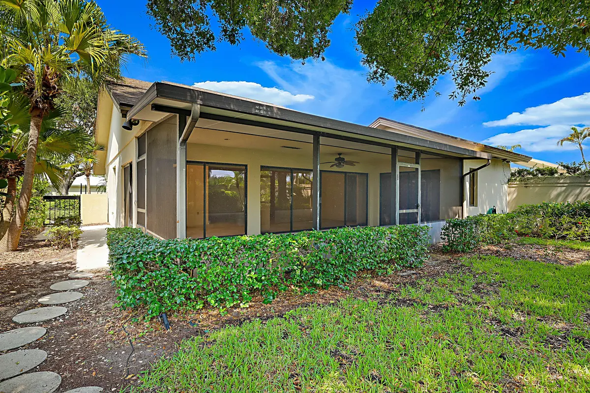 Huge Yard at 137 Seashore Drive, Jupiter
