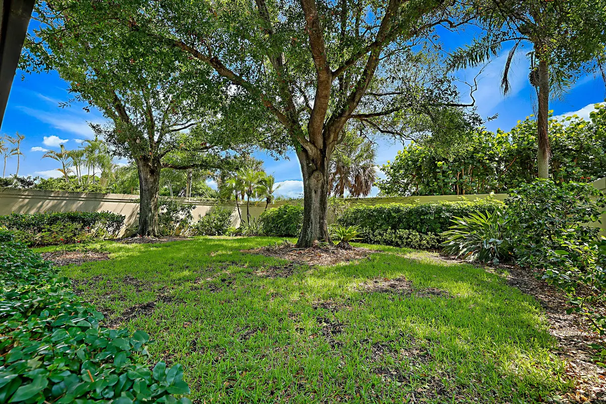 Huge Yard at 137 Seashore Drive, Jupiter