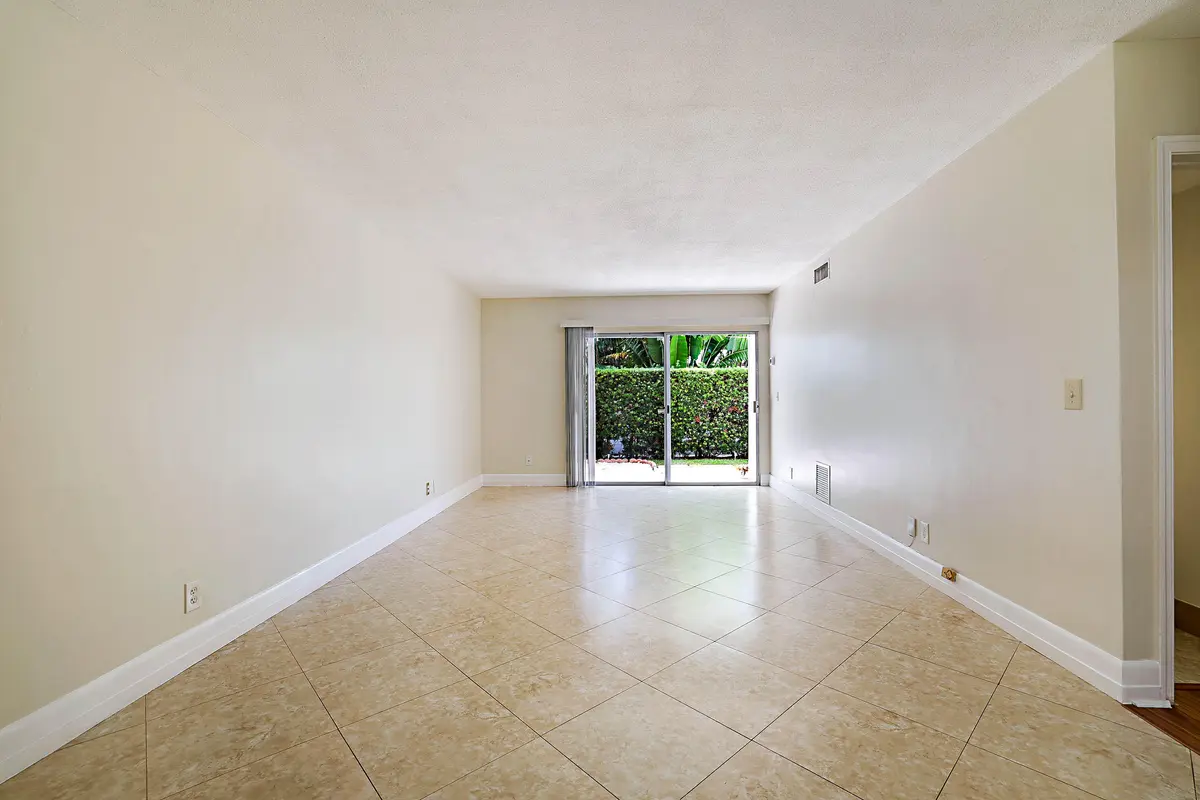 YC family room at 148 Yacht Club Drive 10, North Palm Beach