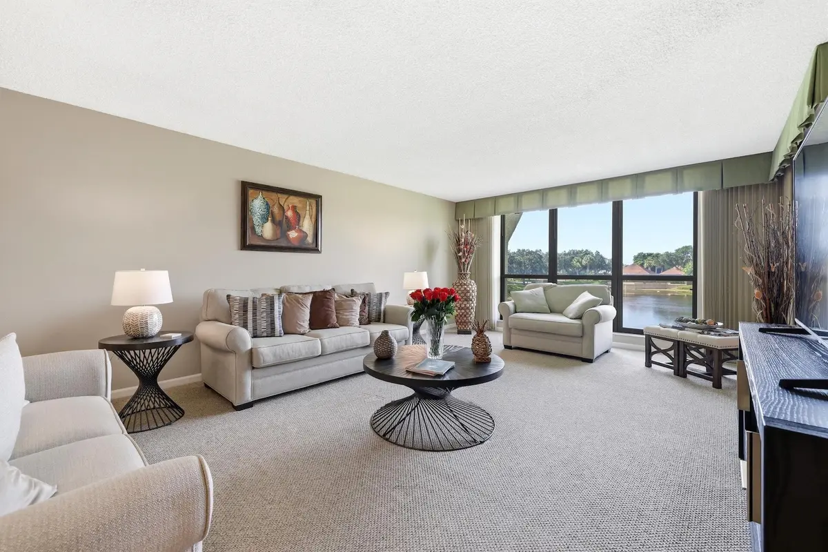 Living at 5344 Woodland Lakes Drive 223, Palm Beach Gardens