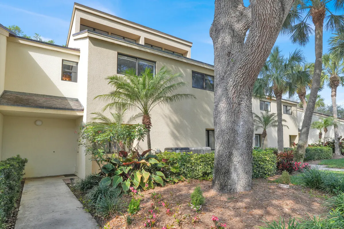 02_Image_2_mls at 215 Oak Harbour Drive, Juno Beach
