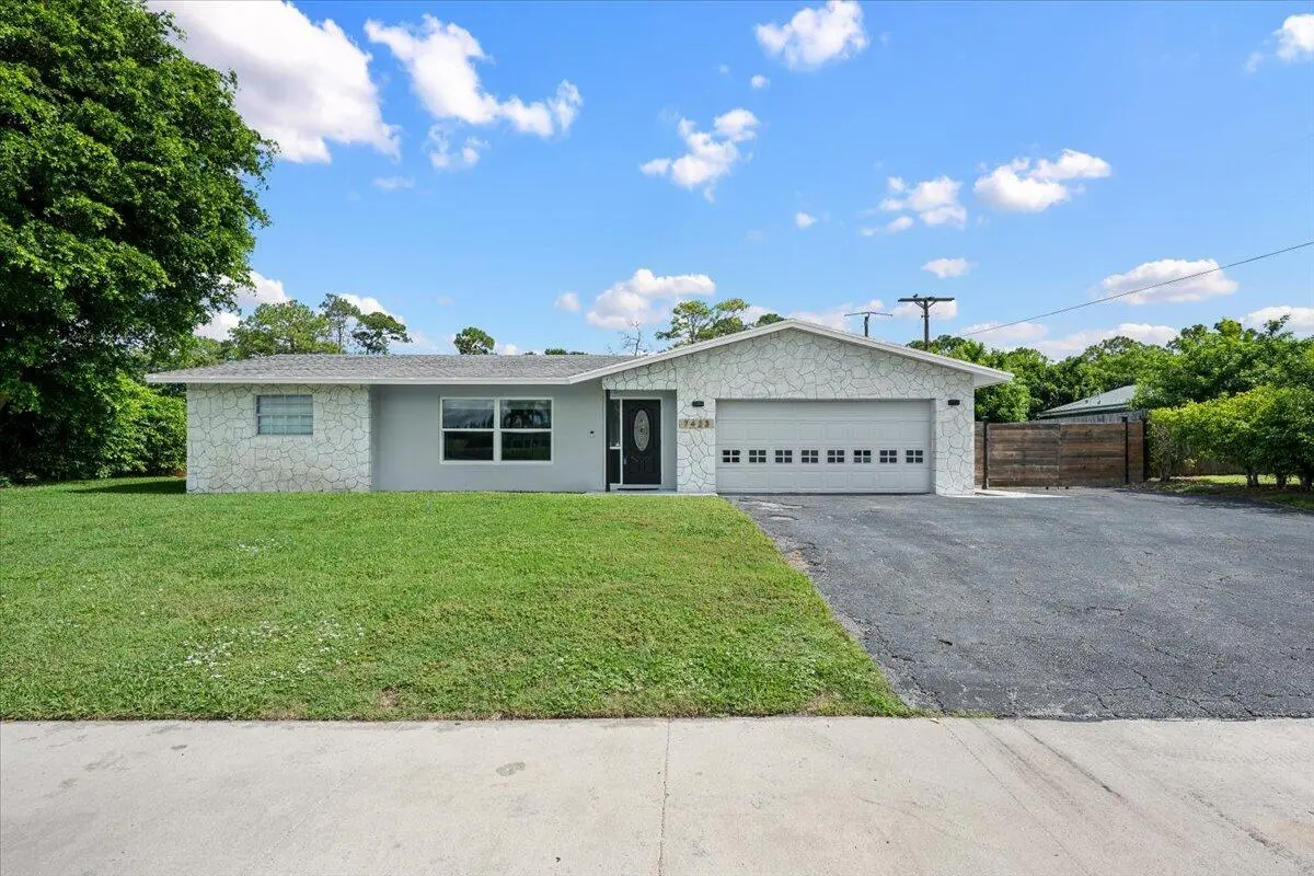 01-LUX_5735 at 7423 Oakmont Drive, Greenacres
